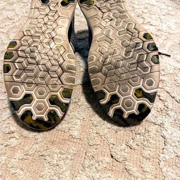 Nike Free Run TR flynit 5.0 size 8.5 shoe in great condition black and white - Picture 6 of 6